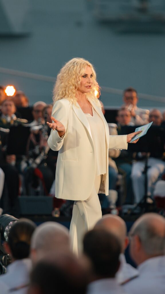 Antonella Clerici presenta la serata conclusiva del Tour Mondiale - Genova