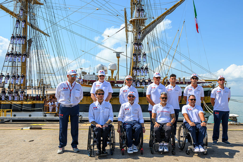 L’Amerigo Vespucci incontra il catamarano Lo Spirito di Stella - Darwin