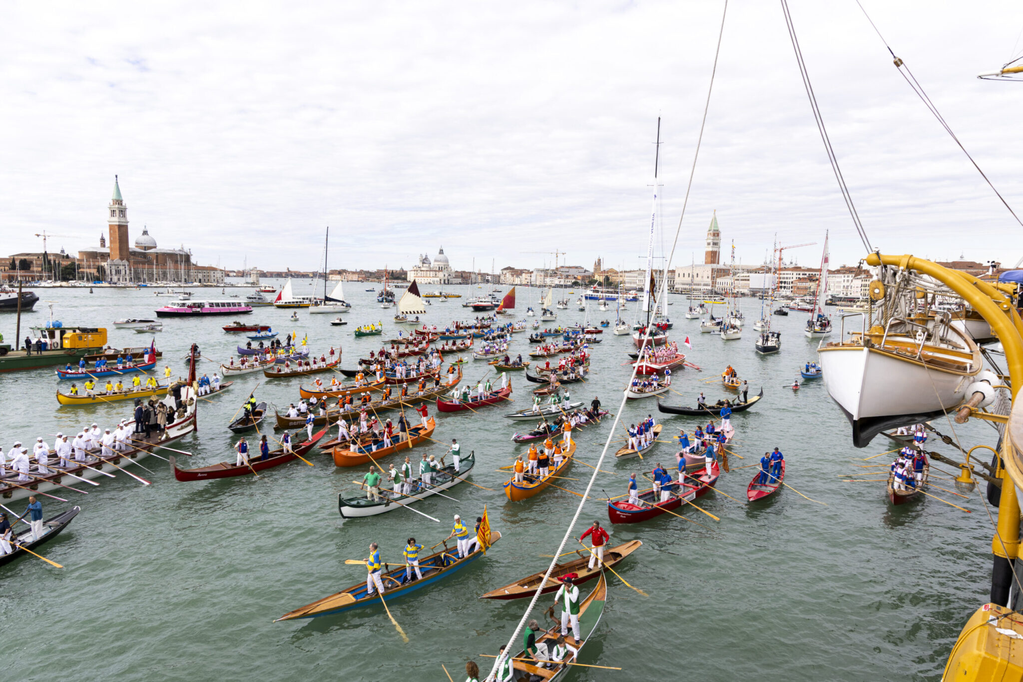 Saluto dall'acqua a Nave Vespucci - Venezia